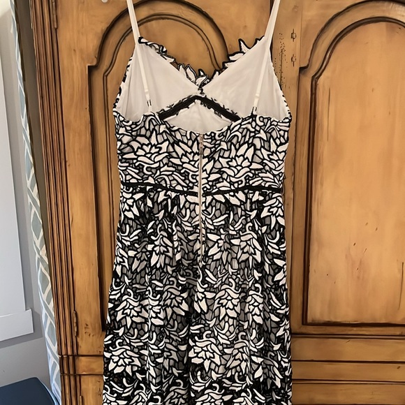 Beautiful Black/White Cutout Appliqué Cocktail Dress w/ MAGNIFICENT Fishtail Hem - Picture 5 of 9